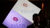 Seorang pria berdiri di depan logo ASEAN di sebuah hotel tempat Pertemuan Menteri Luar Negeri ASEAN ke-55 (AMM ke-55) berlangsung di Phnom Penh, Kamboja, Selasa, 2 Agustus 2022. (Foto: AP)