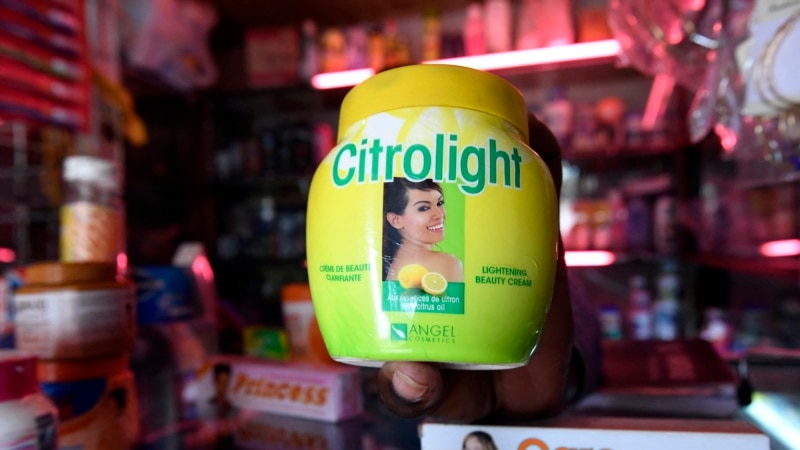Au Cameroun, les produits éclaircissants ont la peau dure