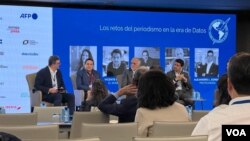 Panelistas en uno de los conversatorios durante la primera jornada de la 78 Asamblea General de la SIP, en Madrid, el 27 de octubre de 2022.