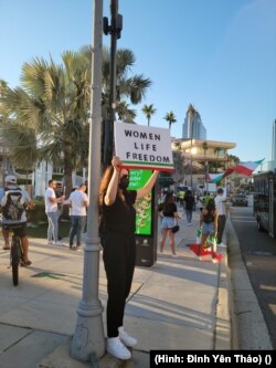 Biểu tình ủng hộ nữ quyền cho Iran tại Tampa, Florida.