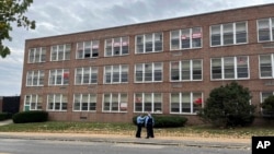 El exterior de Central Visual and Performing Arts High School en St. Louis, EEUU, el 24 de octubre de 2022, donde ocurrió el fatal tiroteo y que obligó a los estudiantes a bloquear las puertas y resguardarse en las aulas.