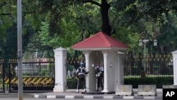 Anggota Pengawal Presiden berjaga di sebuah pos di luar Istana Merdeka di Jakarta, Selasa, 25 Oktober 2022. Polisi menangkap perempuan bercadar yang menodongkan pistol ke penjaga Selasa pagi, saat mencoba memaksa masuk Istana Kepresidenan di ibu kota negara. (AP/Dita Alangkara)