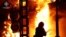 Los bomberos trabajan para apagar un incendio en las instalaciones de infraestructura energética, dañadas por un ataque con drones rusos, mientras continúa el ataque de Rusia contra Ucrania, en un lugar no revelado, Ucrania, el 27 de octubre de 2022.
