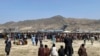 Stotine Avganistanaca kod ograde međunarodnog aerodroma u Kabulu u Avganistanu, 16. avgusta 2021. 