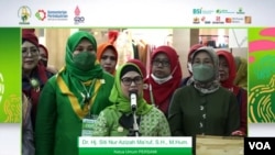 Ketua Umum PERSAMI, Siti Nur Azizah Ma'ruf ( tengah) membuka rangkaian kegiatan PERSAMi yang fokus pada ekonomi umat dan produk halal, pekan lalu. (VOA/ Yudha Satriawan)
