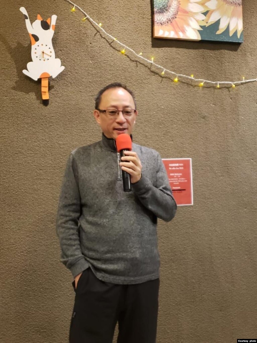 原名耀升的香港网台主办“桑杰斯”（普普）(photo:VOA)