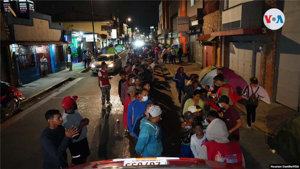 A diario se forman largas filas de migrantes venezolanos en las terminales de buses, donde pernoctan, para recibir un plato de comida. Foto Houston Castillo, VOA