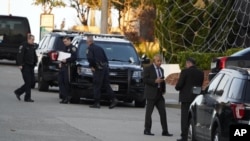 警方在众议院议长南希·佩洛西位于旧金山的家外进行调查，佩洛西的丈夫保罗·佩洛西2022年10月28日早上在家中遭到袭击。