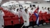 Médicos cubanos escuchan discursos durante una ceremonia de despedida antes de partir a Kuwait para ayudar, en medio del brote del COVID-19, en La Habana, Cuba, el 4 de junio de 2020.