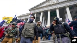 Članovi Čuvara zakletve stoje na istočnom dijecu američkog Capitola 6. januara 2021. u Washingtonu.