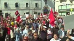 Dans les rues de Tunis, "A bas le coup d'État"