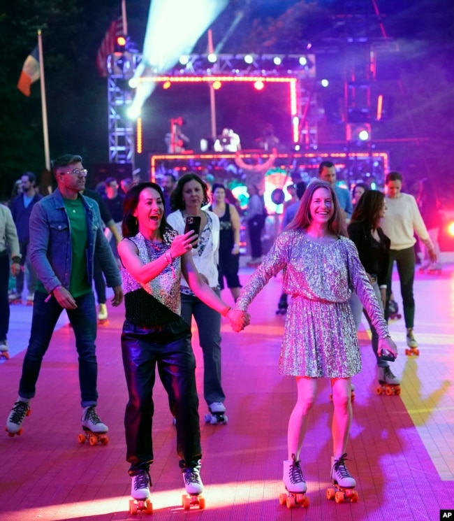 Roller skaters attend the DiscOasis opening night party at Wollman Rink in Central Park on June 18, 2022, in New York. (Photo by Charles Sykes/Invision/AP)