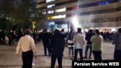 تصویر اقتباس شده از ویدئوی تجمع اعتراضی در شهرک اکباتان تهران، شامگاه ۵ آبان