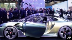 法國總統馬克宏參觀巴黎車展上的標緻（Peugeot ）DS E-Tense 電動車（資料照： 2022年10月17日）