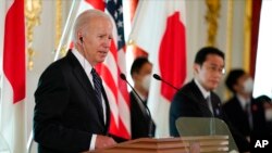 រូបឯកសារ៖ ប្រធានាធិបតី​សហរដ្ឋ​អាមេរិក​លោក Joe Biden (ឆ្វេង) និង​នាយករដ្ឋមន្ត្រី​ជប៉ុន​លោក Fumio Kishida ធ្វើ​សន្និសីទ​សារព័ត៌មាន​រួម​គ្នា​មួយ​នៅវិមាន Akasaka Palace ទីក្រុង​តូក្យូ ប្រទេស​ជប៉ុន ថ្ងៃទី ២៣ ខែឧសភា ឆ្នាំ២០២២។ 