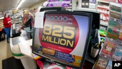 Pelanggan membayar belanjaan mereka di sebelah tampilan tiket lotere yang menunjukkan jumlah jackpot untuk penarikan undian Powerball Sabtu, 29 Oktober di pasar di Prospect, Pa., Jumat, 28 Oktober 2022. (AP/Keith Srakocic)