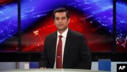 Le journaliste pakistanais senior Arshad Sharif pose pour une photo avant d'enregistrer un épisode de son talk-show dans un studio, à Islamabad, au Pakistan, le 15 décembre 2016.