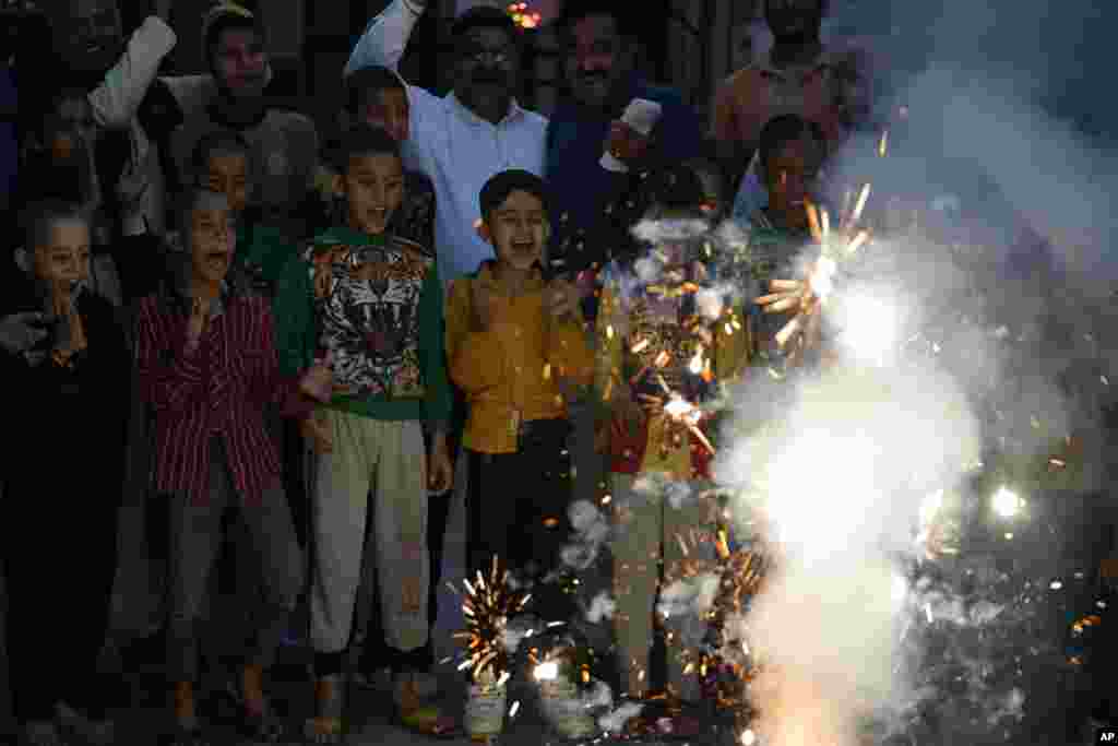 دیوالی کے موقع پر پٹاخے چلا کر جشن منایا جاتا ہے۔