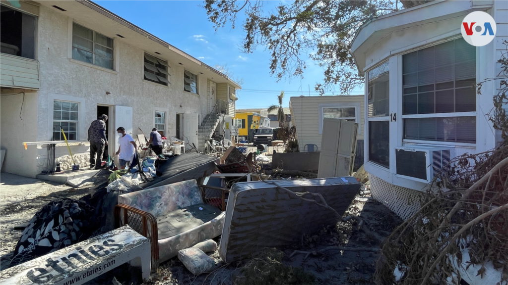 En Sunnyland Trailer Court, muy cerca de la zona cero del desastre, los vecinos tratan de recuperar lo poco que quedó. Foto: Yeny García