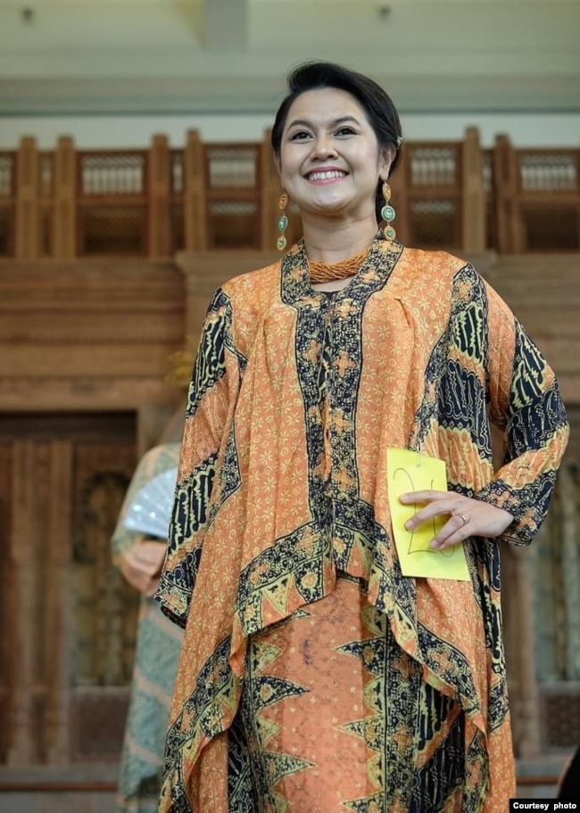 Eli Murdiana, peserta peragaan busana batik
