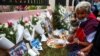Keluarga Letakkan Bunga dan Boneka di Tempat Penitipan Anak Thailand