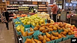 ARCHIVO - Fruta fresca en exhibición en una tienda de comestibles Whole Foods Market, en Upper Saint Clair, Pensilvania, el 3 de mayo de 2017.