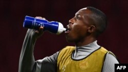 Enock Mwepu boit avant le match entre l'Atletico Madrid et Salzbourg, au stade Wanda Metropolitano de Madrid, le 27 octobre 2020.