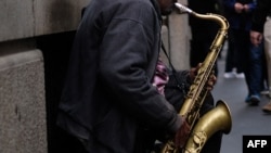 Moto moko azali kobeta saxophone na nzela na New York, Etats-Unis, 7 avril 2017.