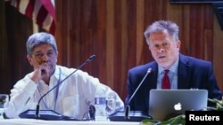 El viceministro cubano de Relaciones Exteriores, Carlos Fernández de Cossío, junto a Phil Peters, fundador de FocusCuba, durante una conferencia en La Habana el 26 de octubre de 2022.