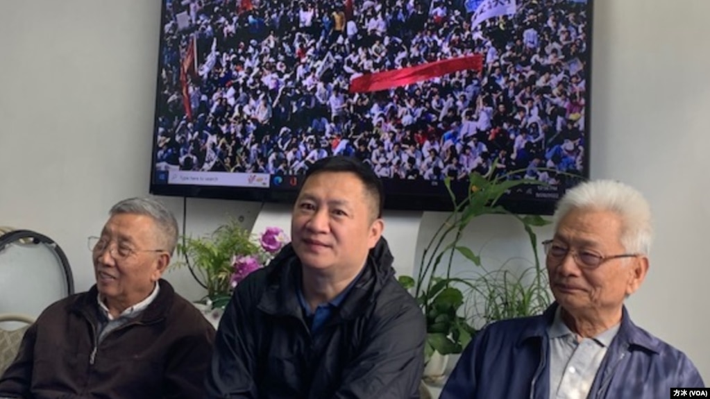 前天安門學生領袖王丹宣布六四紀念館明年在紐約正式開館。 左一為胡平,右一為劉念春(方冰拍攝)
