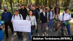 People march in support of independent media in Bishkek, Kyrgyzstan, Oct. 14, 2022. (RFE/RL)