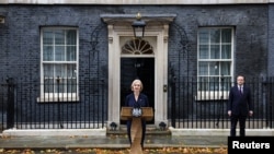 لیز تراس در حال اعلام کناره‌گیری‌اش از سمت رهبری حزب محافظه‌کار و نخست‌وزیری بریتانیا. پنجشنبه ٢٠ اکتبر ٢٠٢٢