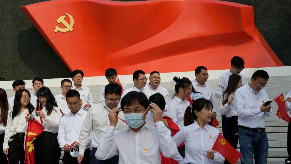 北京的中国共产党历史展览馆内一群年轻人准备在中共党旗下拍照。（2022年10月12日）(photo:VOA)