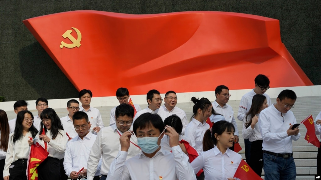北京的中国共产党历史展览馆内一群年轻人准备在中共党旗下拍照。（2022年10月12日）(photo:VOA)