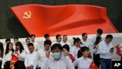 北京的中国共产党历史展览馆内一群年轻人准备在中共党旗下拍照。（2022年10月12日）