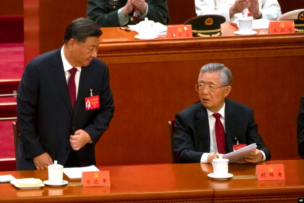 中共领导人习近平和前领导人胡锦涛在北京人大会堂出席中共二十大开幕式。（2022年10月16日）(photo:VOA)