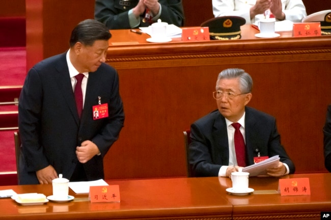 中共领导人习近平和前领导人胡锦涛在北京人大会堂出席中共二十大开幕式。（2022年10月16日）
