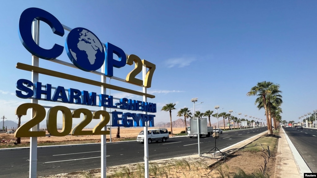 在通往本届联合国气候峰会会区、埃及沙姆沙伊赫红海度假胜地的公路旁，“联合国气候变化大会第27次缔约方会议”(COP27)路牌醒目可见。(photo:VOA)