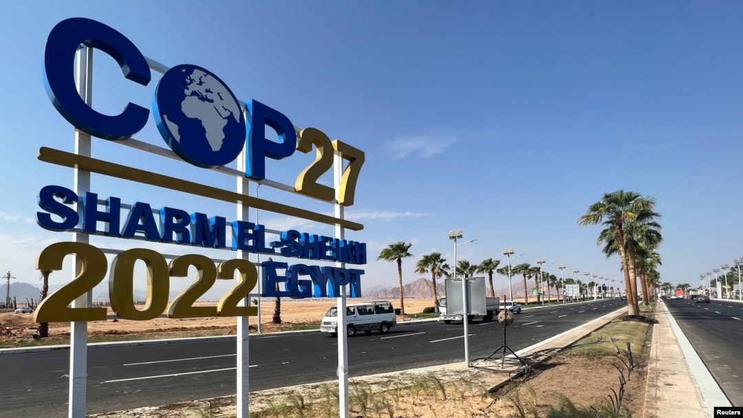 Znak COP27 na putu koji vodi do konferencijske zone u egipatskom ljetovalištu Šarm el Šeik na Crvenom moru, 20. oktobar 2022. Foto: (REUTERS/Sayed Sheasha)