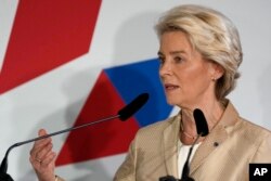 Presiden Komisi Eropa Ursula von der Leyen berbicara pada akhir KTT Uni Eropa di Kastil Praha di Praha, Republik Ceko, 7 Oktober 2022. (Foto: AP)