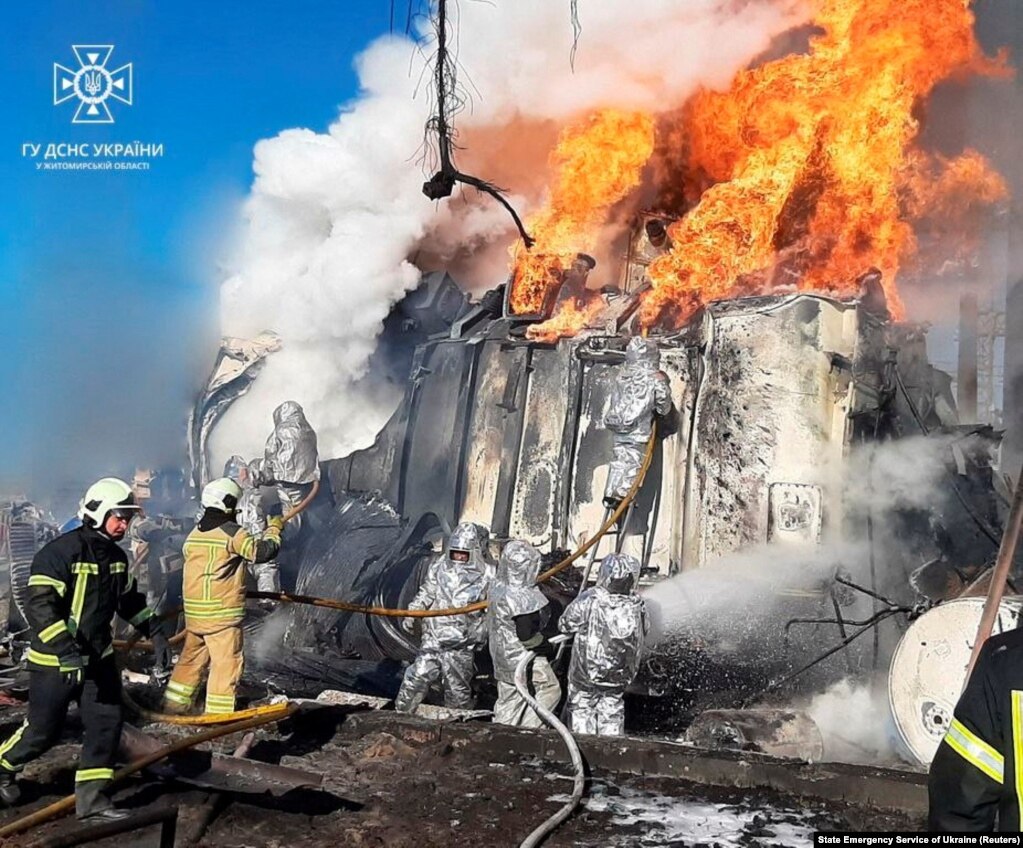 乌克兰消防队员正在扑灭俄军导弹袭击乌克兰日托米尔供电系统引发的大火。（2022年10月18日）(photo:VOA)