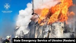Lực lượng cứu hỏa Ukraine dập đám cháy do bị Nga pháo kích vào cơ sở hạ tầng, ngày 18/10/2022.