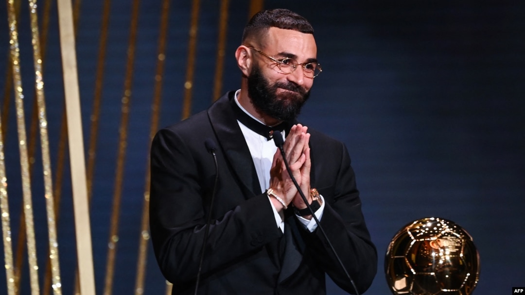 Penyerang Real Madrid asal Prancis Karim Benzema menerima penghargaan Ballon d'Or dalam upacara penghargaan Ballon d'Or France Football 2022 di Theatre du Chatelet di Paris pada 17 Oktober 2022. (Foto: AFP)