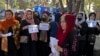 Sejumlah perempuan Afghanistan melakukan protes di depan Universitas Kabul di Kabul pada 18 Oktober 2022 menyusul pelarangan bersekolah dan kuliah yang diterapkan Taliban bagi kaum Hawa. (Foto: AFP)