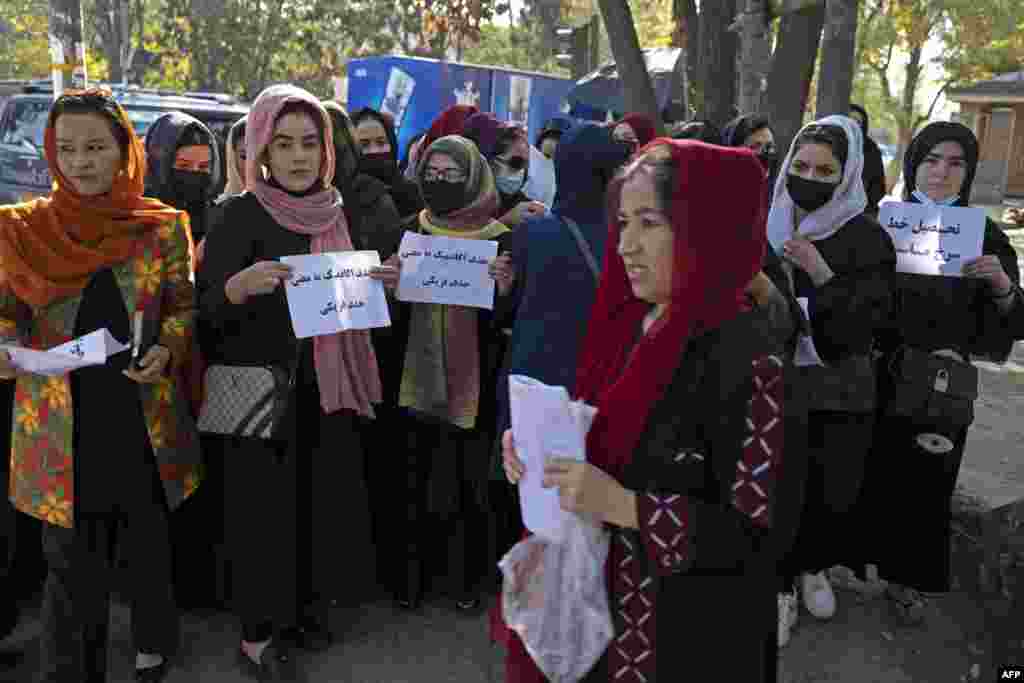 Afg&#39;onistonda o&#39;nlab ayollar Qobul universiteti tashqarisida norozilik namoyishi o&lsquo;tkazdi. Ma&#39;lumotlarga ko&#39;ra, bir guruh talabalar belgilangan qoidalarni buzgani uchun yotoqxonadan haydab chiqarilgan. Namoyishchilarning ta&#39;kidlashicha, haydalgan talabalarning barchasi ayollar.