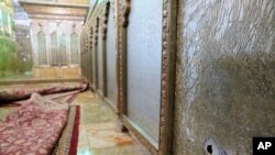 Sebuah lubang akibat peluru terlihat pada kaca di dalam Masjid Shah Cheragh, yang terletak di Shiraz, Iran, setelah rombongan pria bersenjata menyerang situs suci umat Syiah di Iran tersebut, pada 26 Oktober 2022. (Foto: Iranian Students' News Agency, ISNA, via AP)