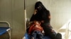 یک مادر سوری با کودک مبتلا به وبا در بیمارستانی در دیرالزور سوریه