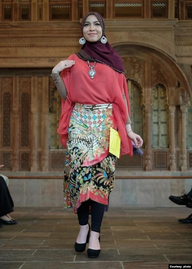 Anissa McKay, peserta peragaan busana batik