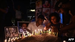斯里蘭卡民眾為反政府抗議活動的受害者點燃燭光（2022年7月16日）