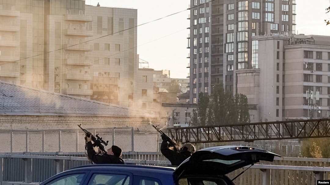 پۆلیسی ئۆکرانیا تەقە لە فڕۆکەیەکی بێفڕۆکەوان دەکەن لە ماوەی هێرشێکی ڕووسیادا، کیێڤ 17 ی مانگی 10 ی 2022